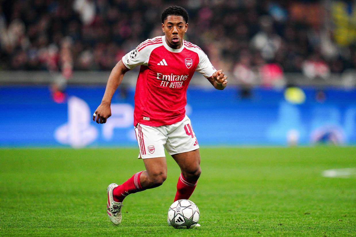 死敌截胡！曼联突袭阿森纳新星，左后卫转会暗战打响